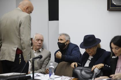 Nicolás Pachelo habla con dos de sus abogados, Roberto Ribas y Marcelo Rodríguez Jordán (parado)