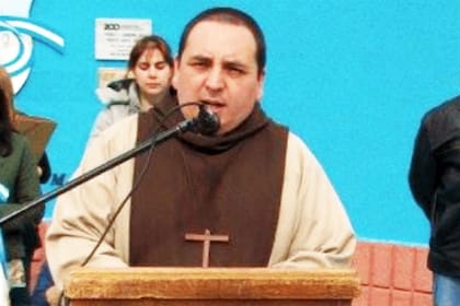 Nicolás Parma, mientras ejercía como sacerdote en la iglesia de Puerto Santa Cruz