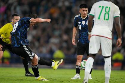 Nicolás Paz, de Argentina, anota de tiro libre el segundo gol contra Mauritania