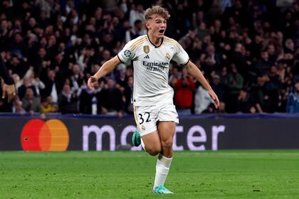 Nicolás Paz, el juvenil argentino que disputó unos pocos minutos en la campaña del Real Madrid en la Liga; en la escena, festeja el gol que le convirtió a Napoli por la Champions League