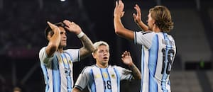 La renovación ya se ve en la cancha: cinco debutantes (llegó a 70), menos edad y un recambio que toma forma
