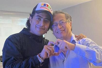 Nicolás Petro junto a su padre, Gustavo, presidente de Colombia