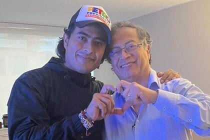 Nicolás Petro junto a su padre, Gustavo, presidente de Colombia