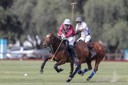 Nicolás Pieres, que supera a Juan Martín Nero, se prepara para pegar de revés, en la semifinal del Abierto de San Jorge que Ellerstina Pilot le ganó a La Dolfina Valiente por 10 a 6.
