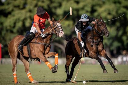 Nicolás Pieres se anticipa a Hilario Ulloa.