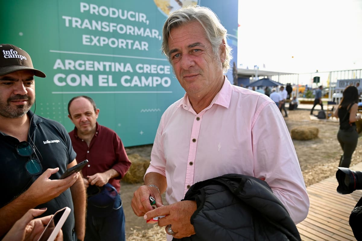 Nicolás Pino, de la Rural, a la salida de la reunión con el secretario de Agricultura, Sergio Iraeta, y sus pares representantes de entidades agropecuarias