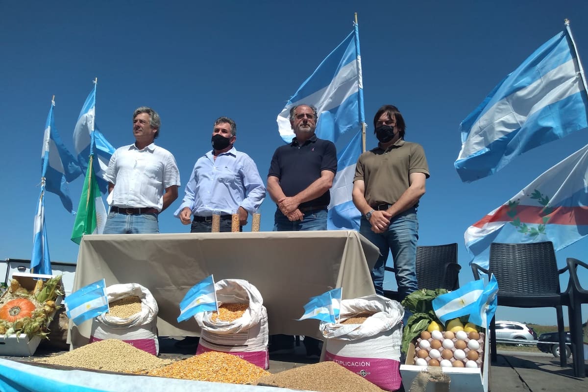 Nicolás Pino de SRA, Carlos Achetoni de FAA, Jorge Chemes de CRA y Lucas Magnano de Coninagro, en la Asamblea de autoconvocados en Amstrong, Santa Fe