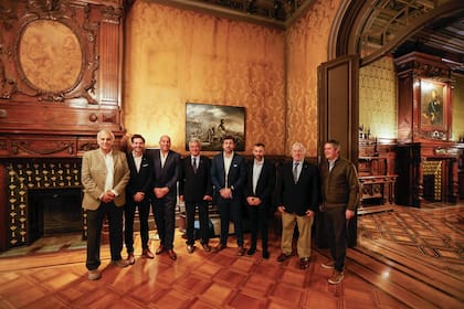 Nicolás Pino junto a dirigentes de la Sociedad Rural Argentina y referentes que llevan adelante el proyecto Casa República durante la inauguración del nuevo espacio institucional