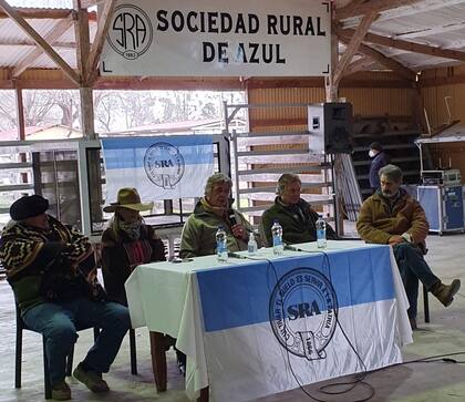 Nicolás Pino, presidente de la Rural, en el centro, en una reunión en la Sociedad Rural de Azul con productores