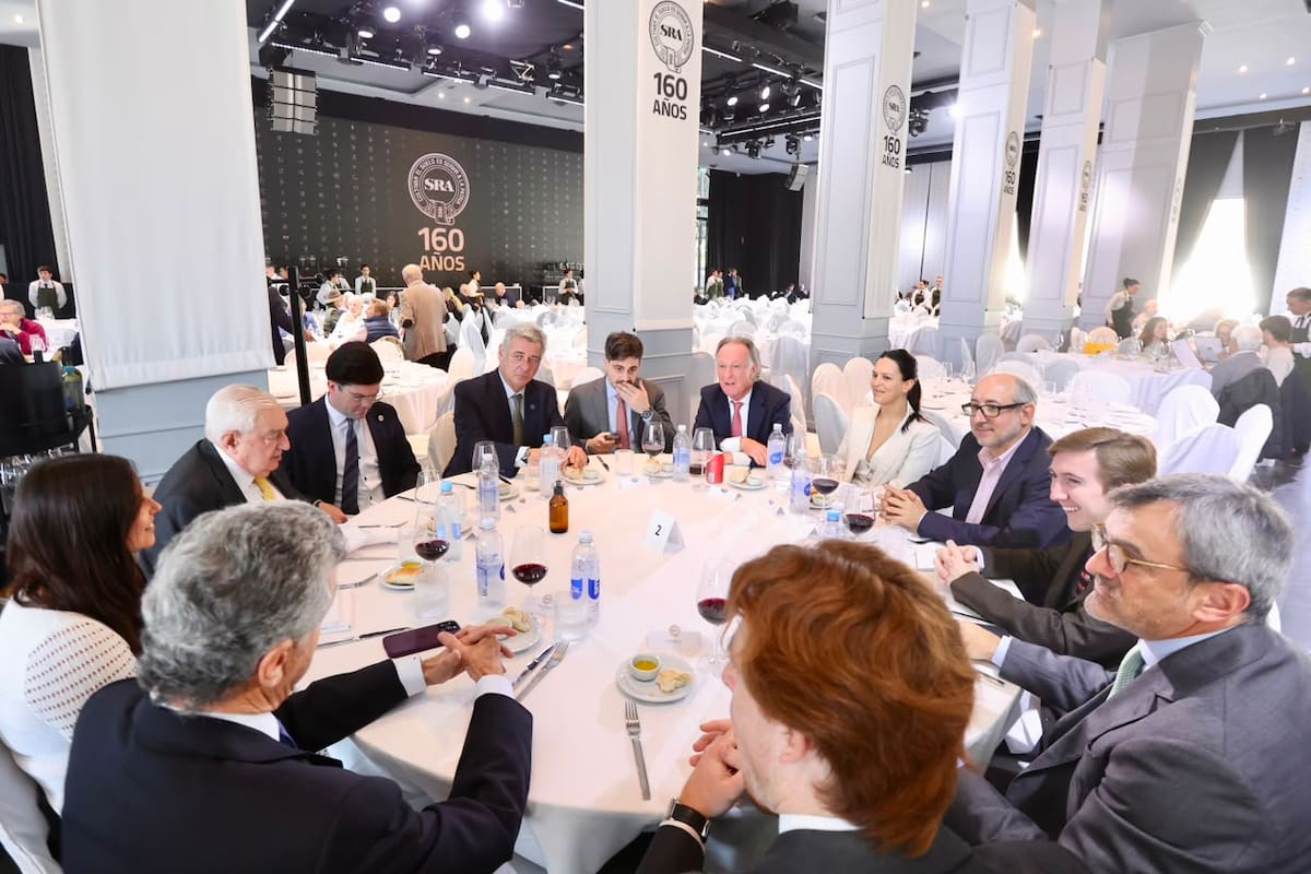 Nicolás Pino, presidente de la Sociedad Rural Argentina (SRA), convocó, entre otros, a Gustavo Weiss, presidente de la Cámara Argentina de la Construcción (Camarco); Adelmo Gabbi, presidente de la Bolsa de Comercio de Buenos Aires (BCBA); Martín Rappallini, presidente de la Unión Industrial Argentina (UIA) y Mario Grinman, presidente de la Cámara Argentina de Comercio y Servicios (CAC)