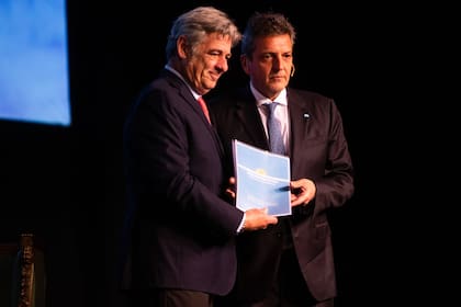 Nicolás Pino, presidente de la Sociedad Rural Argentina (SRA), y Sergio Massa, ministro de Economía, en la jornada de precandidatos que se realizó ayer en la Exposición Rural de Palermo