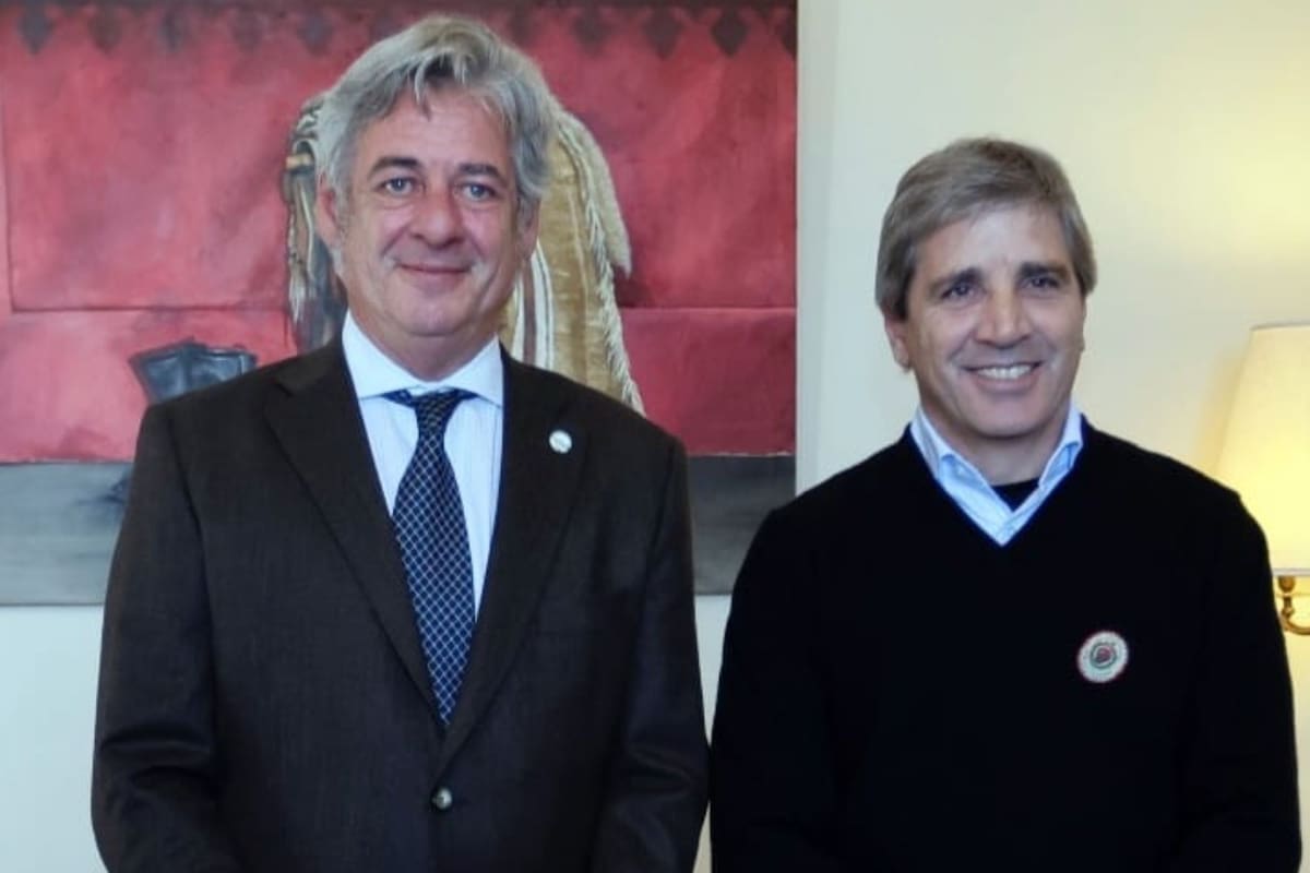 Nicolás Pino, presidente de la Sociedad Rural Argentina (SRA), y el ministro de Economía, Luis Caputo