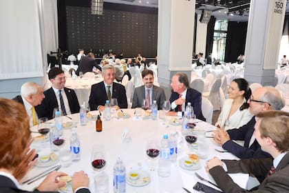 Nicolás Pino, presidente de la Sociedad Rural Argentina (SRA), en el centro. Entre otros asistieron Gustavo Weiss, presidente de la Cámara Argentina de la Construcción (Camarco), Adelmo Gabbi, presidente de la Bolsa de Comercio de Buenos Aires (BCBA), Martín Rappallini, presidente de la Unión Industrial Argentina (UIA) y Mario Grinman, presidente de la Cámara Argentina de Comercio y Servicios (CAC)
