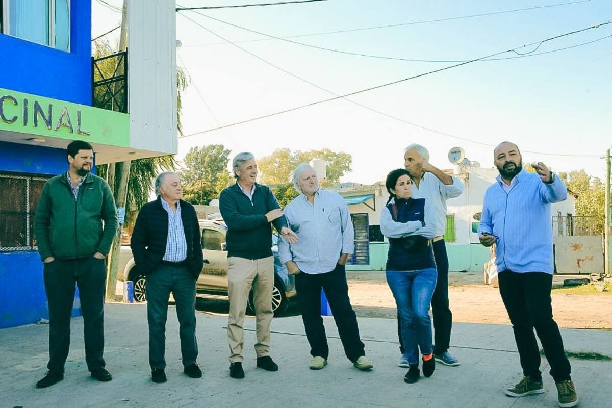 Nicolás Pino, presidente de la Sociedad Rural Argentina (SRA), tercero desde la izquierda, y otros dirigentes de la entidad estuvieron en el Centro Cívico Comunitario de la ONG Identidad Vecinal. Allí los recibió el concejal de Juntos, Eduardo “Lalo” Creus, a la derecha