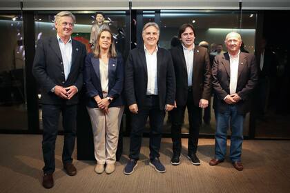 Nicolás Pino (Sociedad Rural Argentina), Andrea Sarnari (FAA), Martín Llaryora, gobernador de Córdoba, Lucas Magnano (Coninagro) y Carlos Castagnano (CRA)