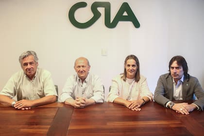 Nicolás Pino (SRA), Andrea Sarnari (Federación Agraria), Carlos Castagnani (CRA) y Lucas Magnano, (Coninagro) luego de la reunión que mantuvieron como Mesa de Enlace en la sede de CRA