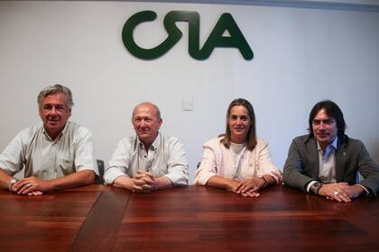 Nicolás Pino (SRA), Andrea Sarnari (Federación Agraria), Carlos Castagnani (CRA) y Lucas Magnano, (Coninagro) luego de la reunión que mantuvieron como Mesa de Enlace en la sede de CRA