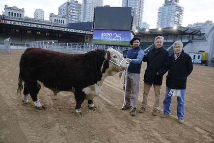 Nicolás Pino (SRA) y Alejandro de La Tour (h), presidente de Hereford, acompañando al cabañero del primer animal