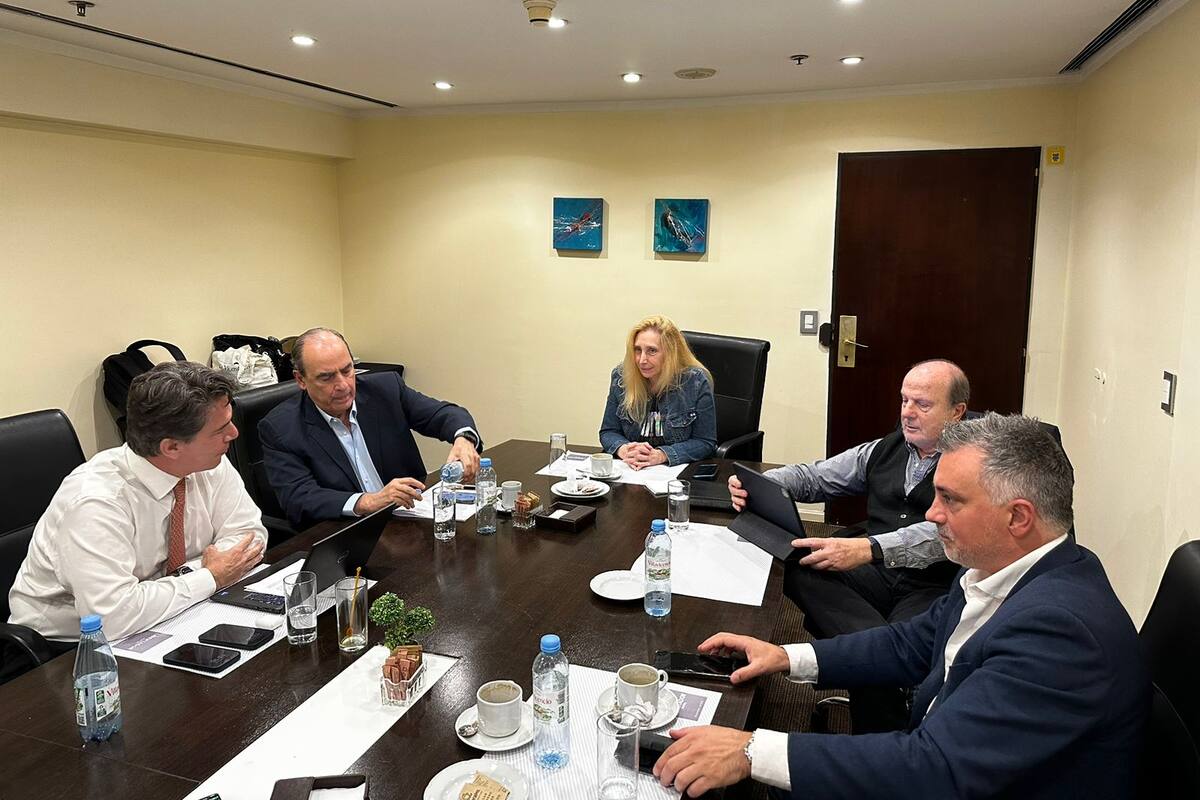 Nicolás Posse, Guillermo Francos, Karina Milei, Guillermo Ferraro y Sebastián Pareja en el Hotel Libertador; se reunieron hoy para coordinar el fortalecimiento de la fiscalización