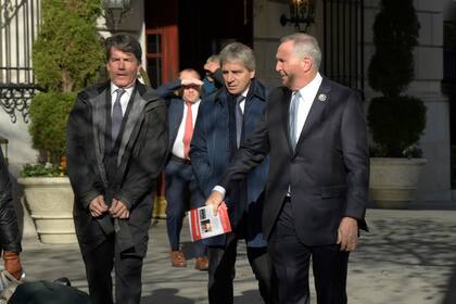 Nicolás Posse, jefe de Gabinete; Luis Caputo, ministro de Economía, y Mark Stanley, embajador de EE.UU. en la Argentina en un reciente viaje a Washington.