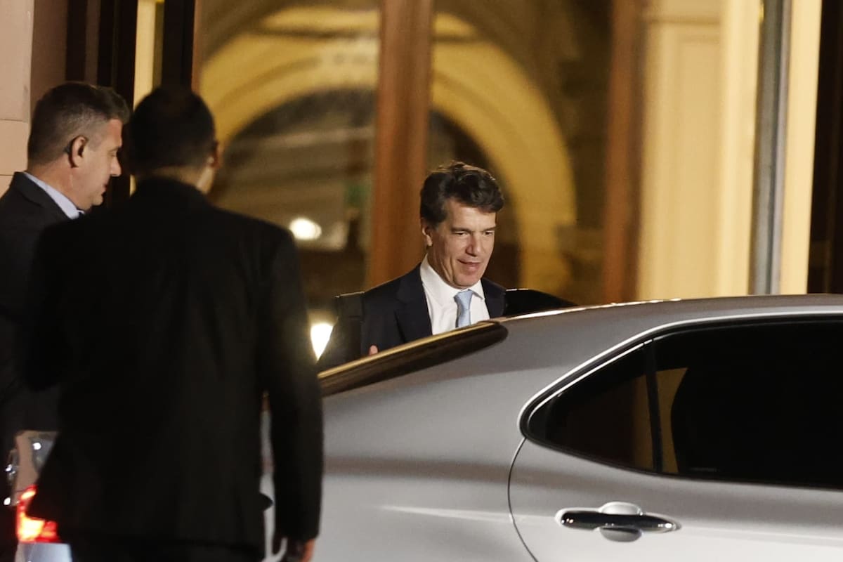 Nicolás Posse retirándose de la Casa Rosada