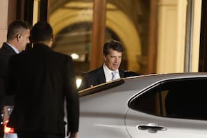 Nicolás Posse retirándose de la Casa Rosada