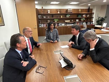 Nicolás Posse y Luis Caputo, en el FMI, con Gita Gopinath