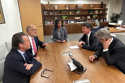 Nicolás Posse y Luis Caputo, en las oficinas del FMI de Washington, con los funcionarios del organismo Gita Gopinath, Rodrigo Valdés y Luis Cubeddu