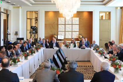 Nicolás Posse y Luis Caputo, en un encuentro con líderes de finanzas globales