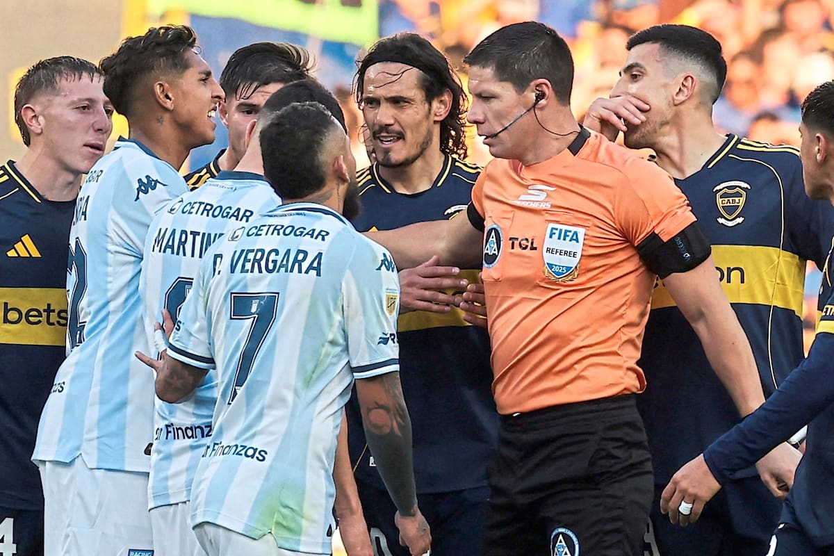Nicolás Ramírez, el árbitro, trata de hacer equilibrio entre los jugadores de Racing y Boca, por el torneo Clausura 2025