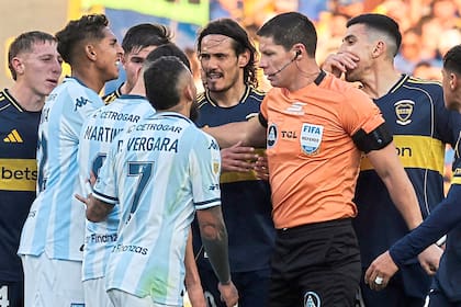 Nicolás Ramírez, el árbitro, trata de hacer equilibrio entre los jugadores de Racing y Boca, por el torneo Clausura 2025