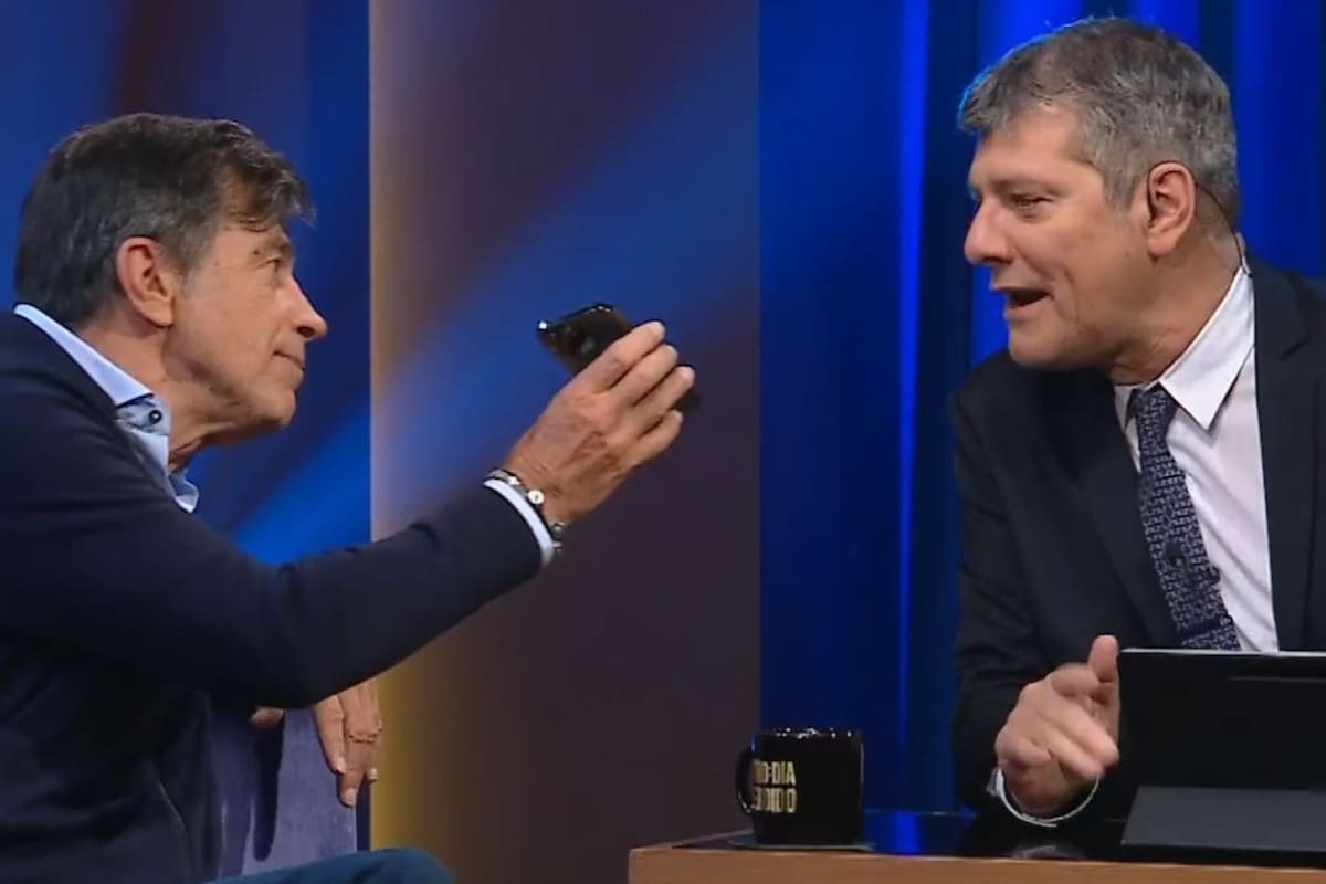 Nicolás Repetto le pone su teléfono más cerca para que Mario Pergolini pueda hablar con Florencia Raggi