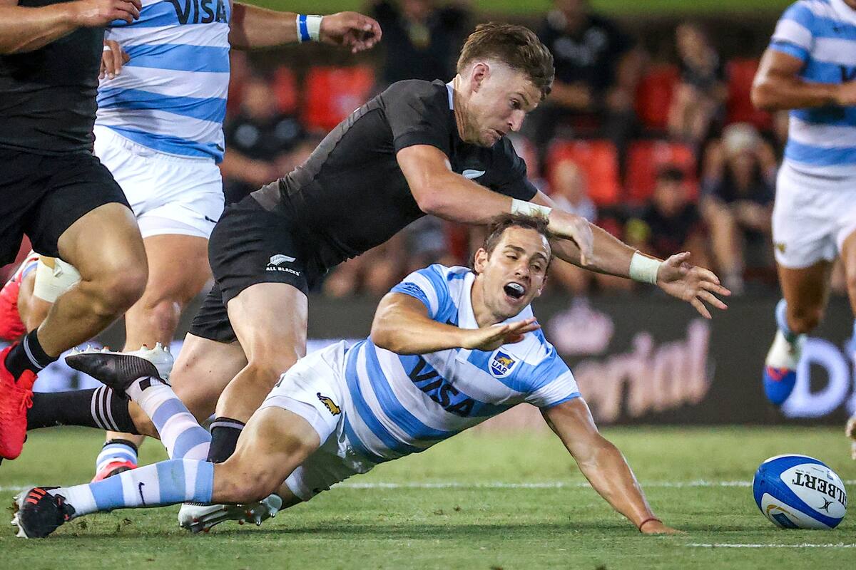 Nicolas Sánchez disputa la pelota con Caleb Clarke durante el partido que disputan Los Pumas frente a los All Blacks por el Tri-Nations en Newcastle, Australia.