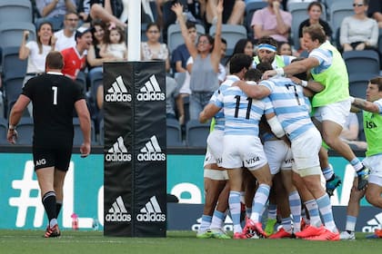 Nicolás Sánchez festeja junto a sus compañeros luego de anotar un try inolvidable frente a los All Blacks, en 2020.