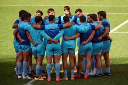 Nicolás Sánchez habla a buena parte del equipo de los Pumas en Port Elizabeth; como siempre, la Argentina debuta en el Rugby Championship como visitante de Sudáfrica.
