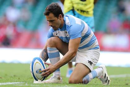 Nicolás Sánchez prepara una patada a los palos; el tucumano, un 10 natural, vuelve a ocupar un lugar en la pareja de medios de los Pumas.