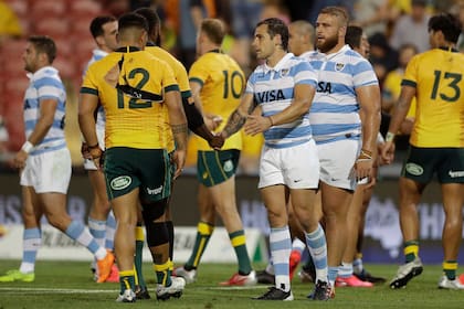Nicolás Sánchez saluda a los jugadores australianos luego del empate entre los Pumas y los Wallabies en Newcastle, Australia.
