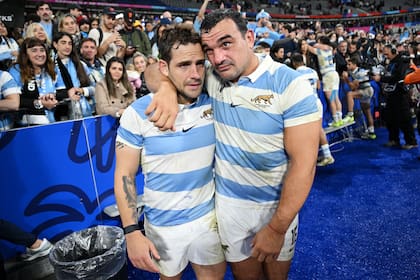 Nicolás Sánchez y Agustín Creevy, con la camiseta de los Pumas, tras la derrota del equipo argentino ante los All Blacks en la semifinal del Mundial de Francia, en 2023