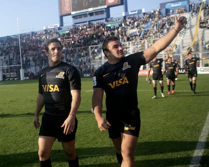 Nicolás Sánchez y Agustín Creevy, con la camiseta de los Jaguares y luego de un partido ante los Stormers en el estadio José Amalfitani, de Vélez, en 2018