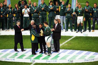 Nicolas Sarkozy, presidente de Francia, atestigua la entrega de la copa William Webb Ellis por parte de su par sudafricano, Thabo Mbeki, a John Smit, el capitán de Springboks, campeón mundial de rugby en 2007.