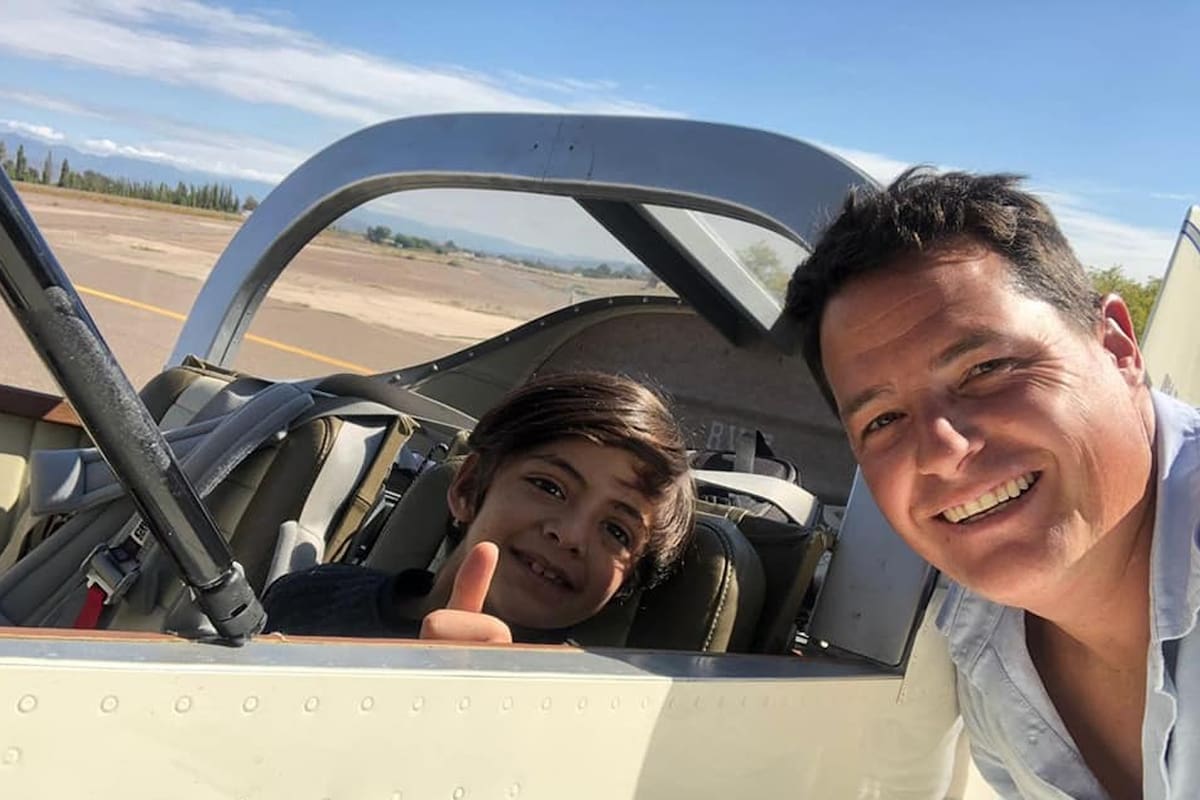 Nicolás Sere. Coronavirus: en plena cuarentena, llevó en avioneta un medicamento desde Lincoln a San Juan para un niño de 10 años