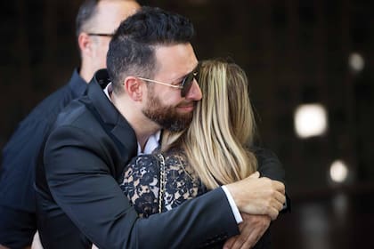 Nicolás, sobrino de Gustavo Martínez, intenta consolar a su mamá, María Rosa Ramírez.