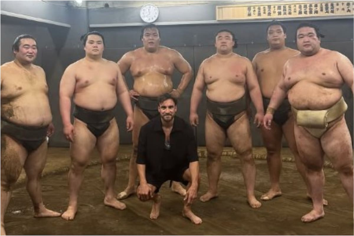 Nicolás Taglafico rodeado de luchadores de sumo