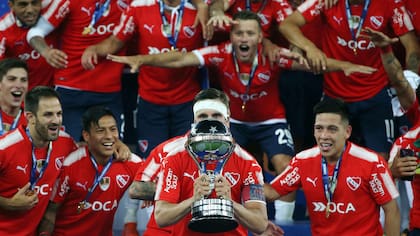 Nicolás Tagliafico con la Copa Sudamericana, en el momento cúlmine de Independiente en 2017