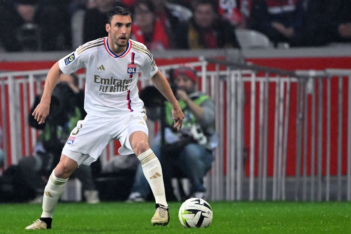 Nicolás Tagliafico, con la pelota, al mando de Lyon y viviendo una situación particular en el club francés