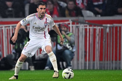 Nicolás Tagliafico, con la pelota, al mando de Lyon y viviendo una situación particular en el club francés