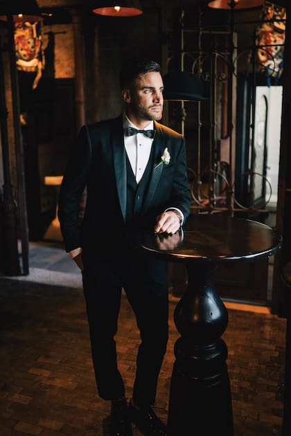 Nicolás Tagliafico desplegó su elegancia con un smoking Dolce & Gabbana.