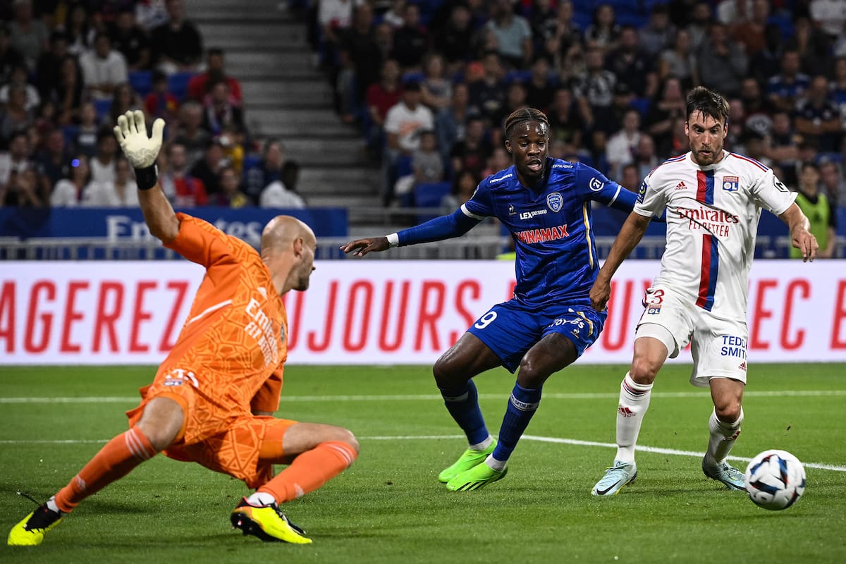Nicolás Tagliafico en acción en el 4-1 de Lyon a Troyes, por la liga de Francia; el ex jugador de Banfield, Independiente y Ajax vivió sensaciones mixtas en el anticipo de la fecha 3, pero terminó alegre.