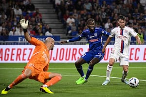 Nicolás Tagliafico en acción en el 4-1 de Lyon a Troyes, por la liga de Francia; el ex jugador de Banfield, Independiente y Ajax vivió sensaciones mixtas en el anticipo de la fecha 3, pero terminó alegre.