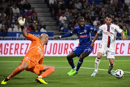 Nicolás Tagliafico en acción en el 4-1 de Lyon a Troyes, por la liga de Francia; el ex jugador de Banfield, Independiente y Ajax vivió sensaciones mixtas en el anticipo de la fecha 3, pero terminó alegre.